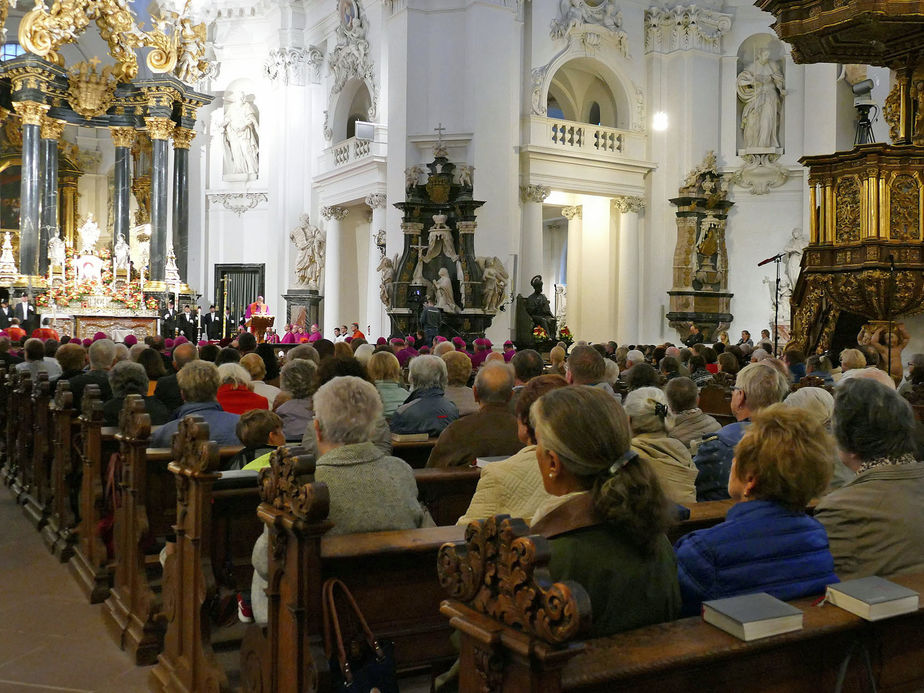 Abschlussvesper der Bischofskonferenz mit Austeilung des Bonifatiussegens (Foto: Karl-Franz Thiede)